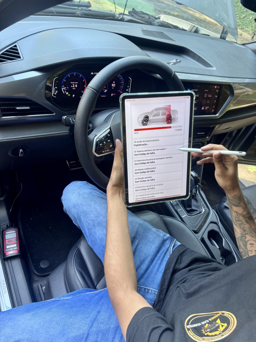 Diagnóstico eletrônico completo via tablet na Ferres Car Hunter
