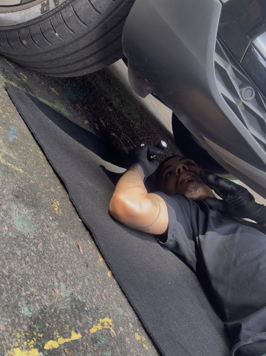 Checagem da estrutura embaixo do carro na Ferres Car Hunter