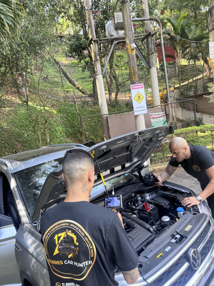 Inspeção do motor e bateria na Ferres Car Hunter